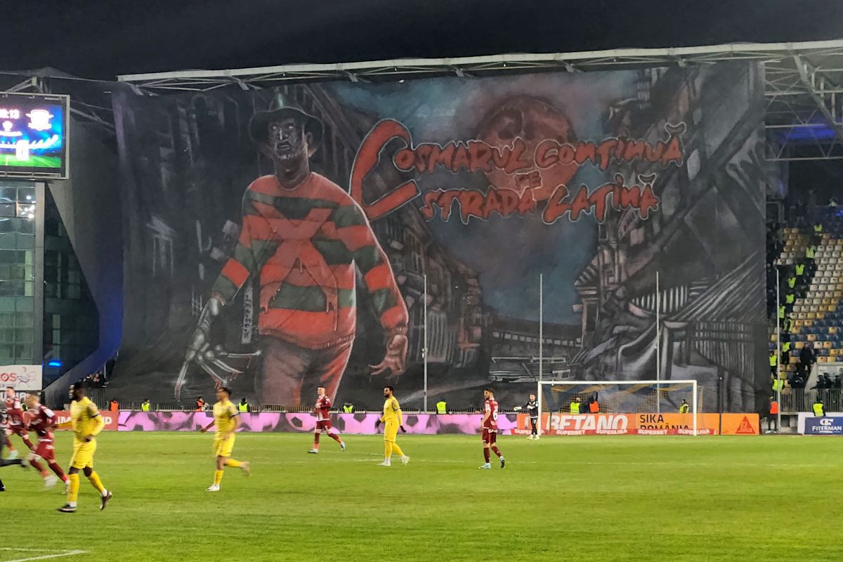 Ultrașii Petrolului, derapaje în meciul cu Rapid » Bannere rasiste afișate în peluză: „Nu mai vindeți flori și fier, v-ați mutat pe mobilier”