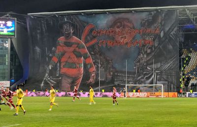 Ultrașii Petrolului, derapaje în meciul cu Rapid » Bannere rasiste afișate în peluză: „Nu mai vindeți flori și fier, v-ați mutat pe mobilier”