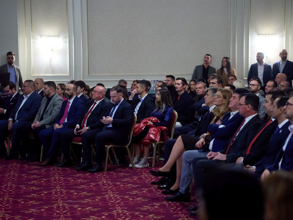 Imagini incredibile! David Popovici și ceilalți performeri de la CS Dinamo, trecuți în planul doi » Cum a apărut Gabi Oprea, fostul șef al MAI, la „Gala Sportului Dinamovist”