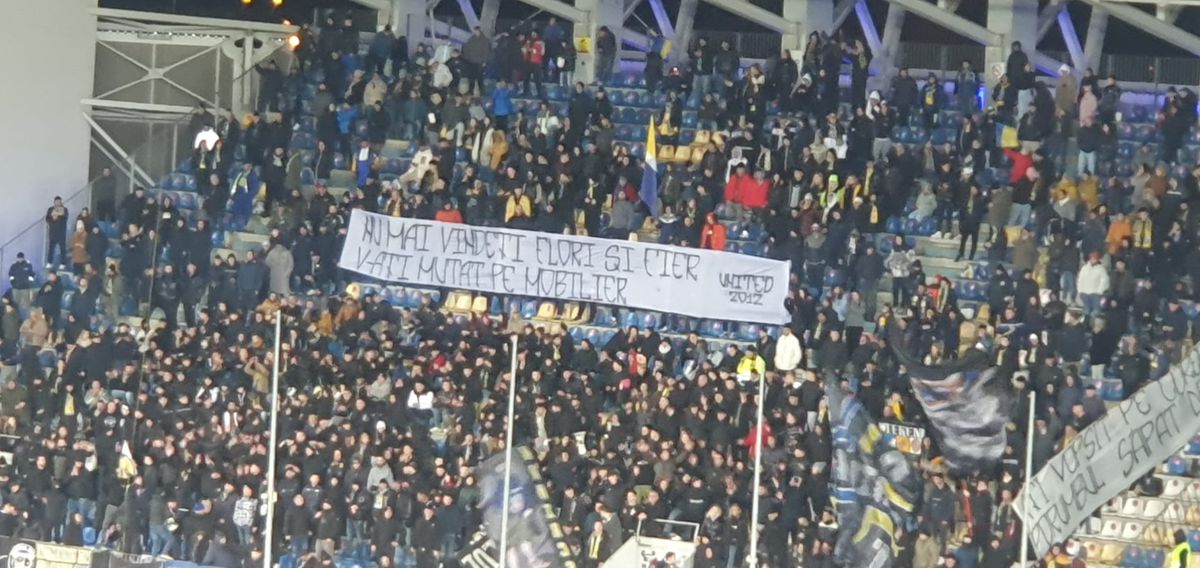 Ultrașii Petrolului, derapaje în meciul cu Rapid » Bannere rasiste afișate în peluză: „Nu mai vindeți flori și fier, v-ați mutat pe mobilier”