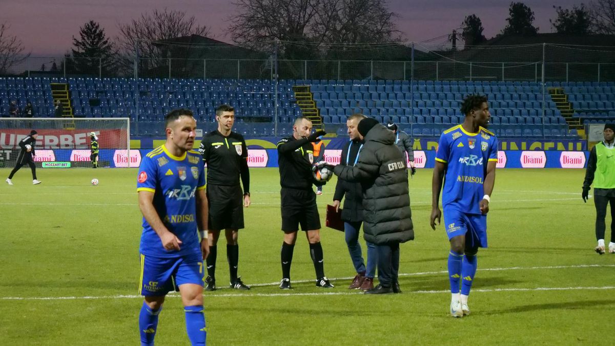 Dan Petrescu nu s-a potolit nici la pauză