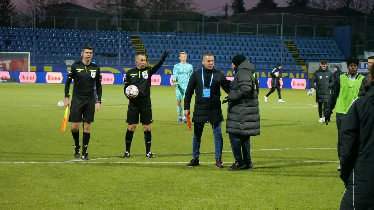 Dan Petrescu nu s-a potolit nici la pauză