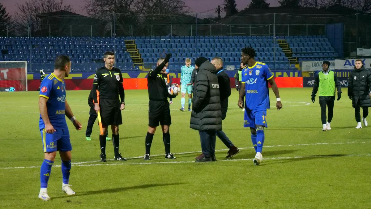 Dan Petrescu nu s-a potolit nici la pauză