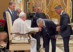 În plină luptă pentru titlu, finanțatorul din Superligă a mers la Vatican » Fotografiat alături de Papa Francisc
