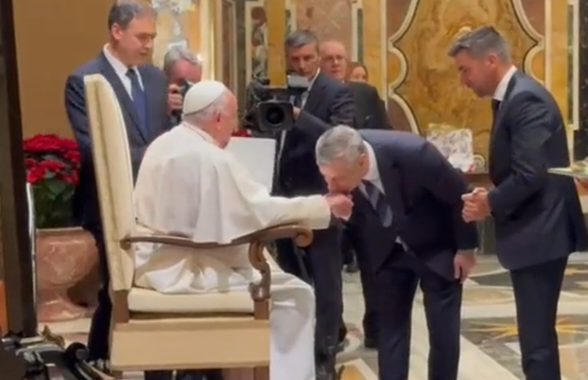În plină luptă pentru titlu, finanțatorul din Superligă a mers la Vatican » Fotografiat alături de Papa Francisc