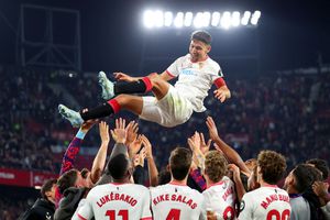 Imagini senzaționale! Jesus Navas, legenda celor de la Sevilla, a jucat ultimul meci acasă » A îngenuncheat și a plâns în fața peluzei: „Până la moarte!”