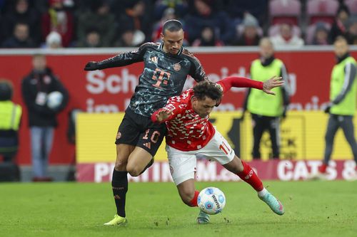 Armindo Sieb, assist la golul de 2-0, în duel cu Leroy Sane, care a stabilit rezultatul în Mainz - Bayern 2-1 / Foto: Imago