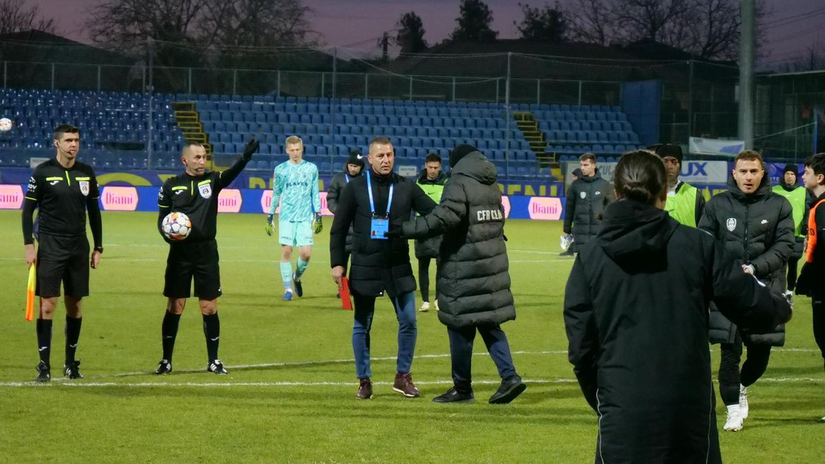 Dan Petrescu nu s-a potolit nici la pauză