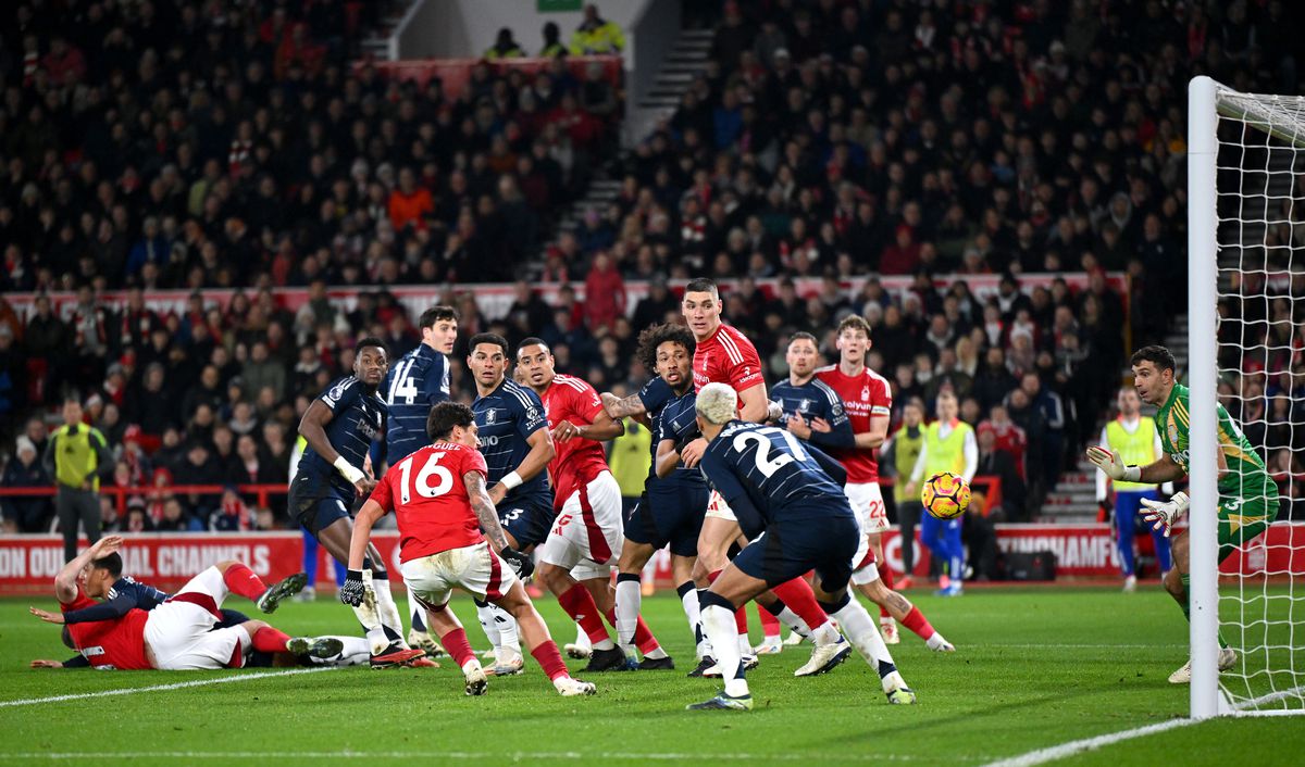 Emiliano Martinez, parada sezonului în Premier League! A scos miraculos o lovitură de cap în Nottingham Forest - Aston Villa