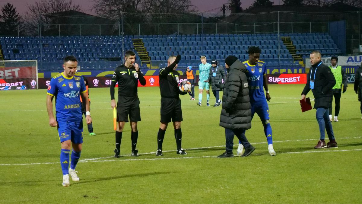 Dan Petrescu nu s-a potolit nici la pauză