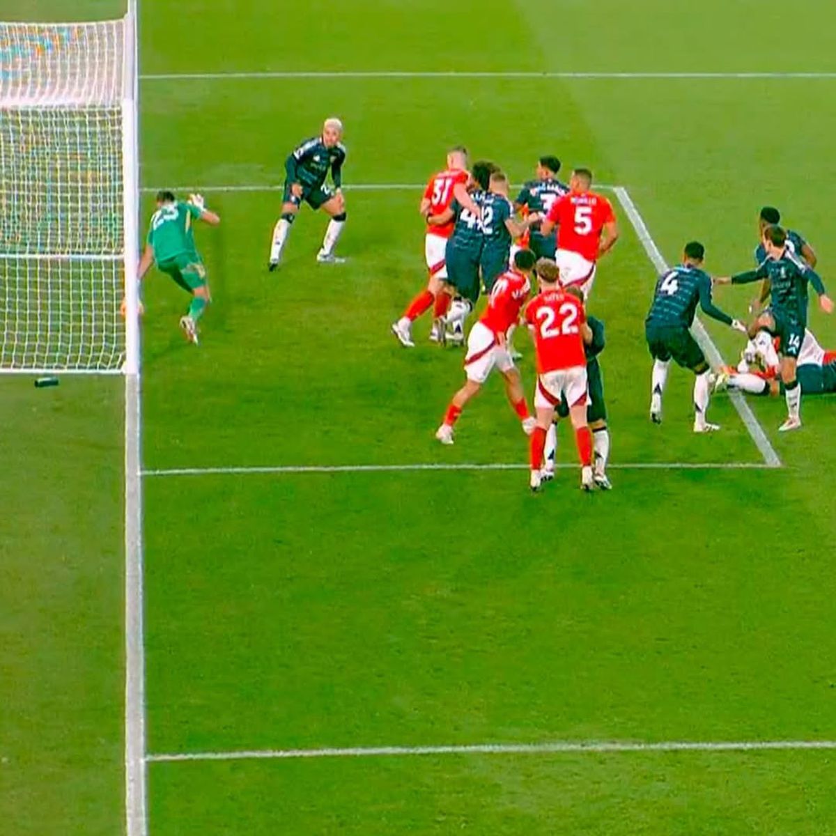 Emiliano Martinez, parada sezonului în Premier League! A scos miraculos o lovitură de cap în Nottingham Forest - Aston Villa