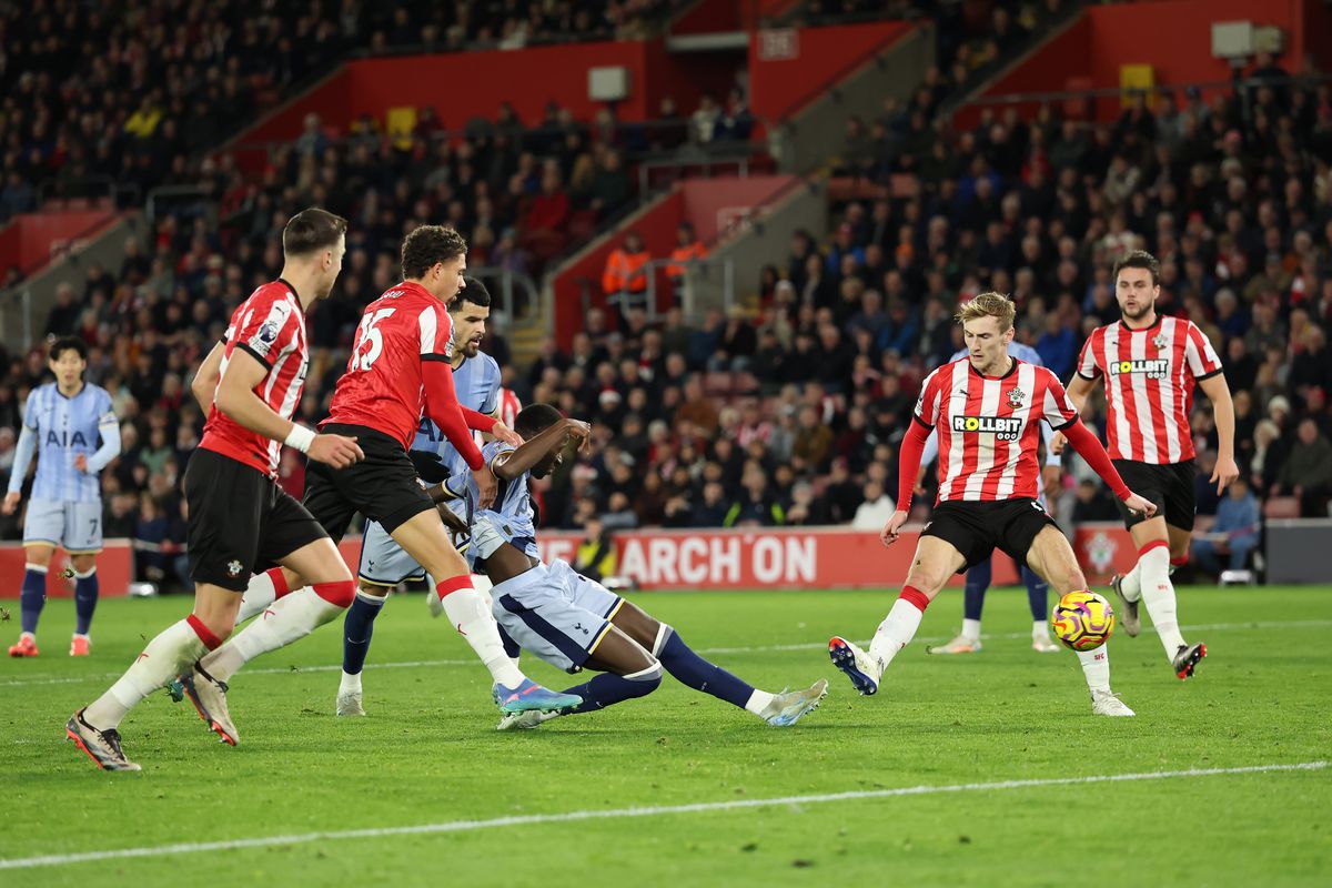 „Sniperul” Radu Drăgușin, integralist în cea mai categorică victorie a lui Tottenham! Cum s-a descurcat românul