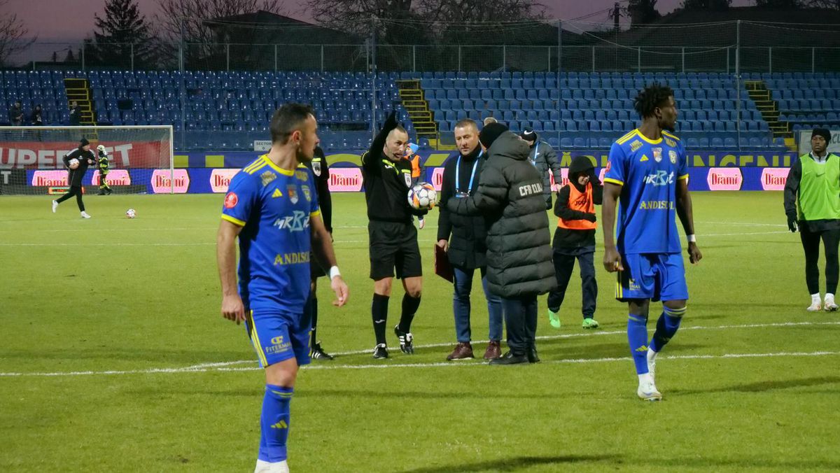 Dan Petrescu nu s-a potolit nici la pauză