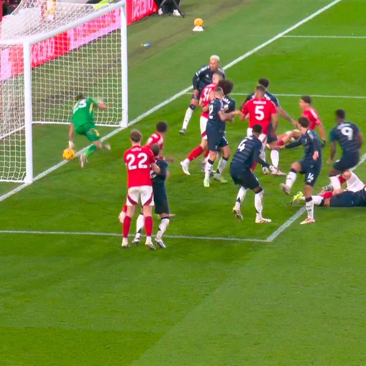 Emiliano Martinez, parada sezonului în Premier League! A scos miraculos o lovitură de cap în Nottingham Forest - Aston Villa