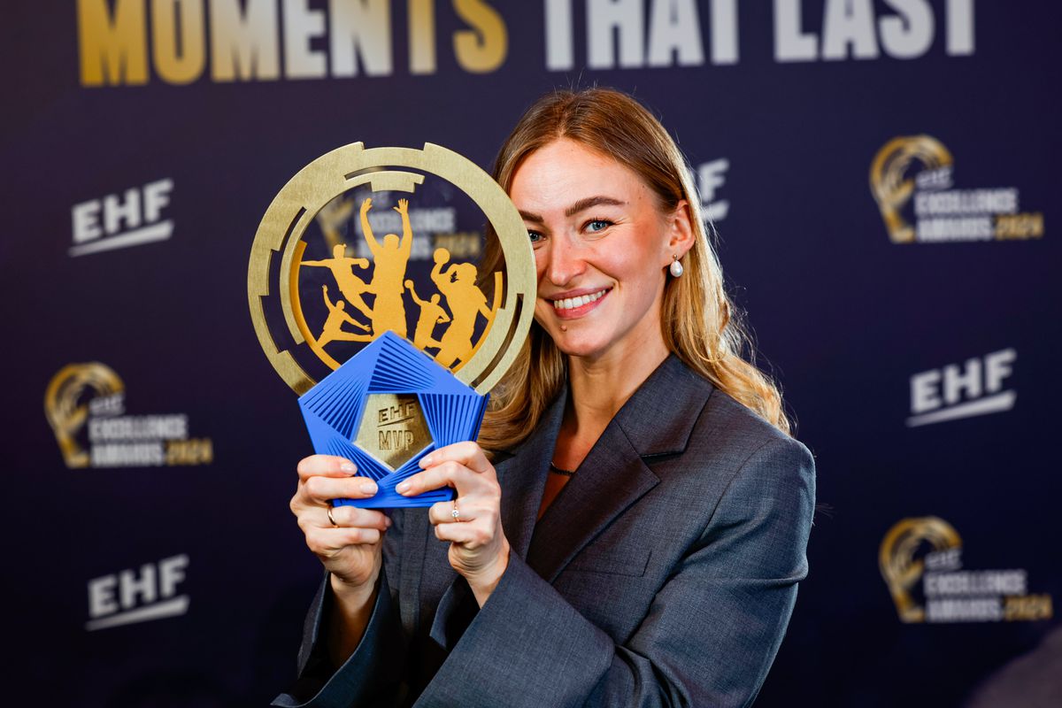 A câștigat trofeul de cea mai bună handbalistă a anului și a avut o apariție încântătoare » Imagini superbe pe covorul roșu de la Viena