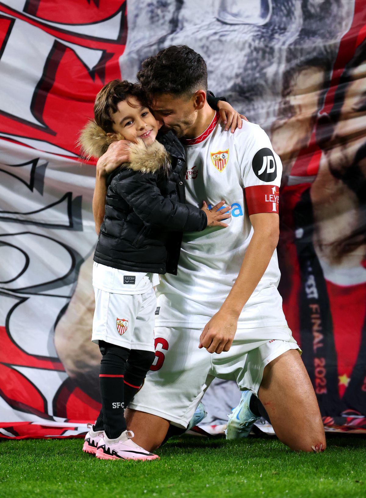 Imagini senzaționale! Jesus Navas, legenda celor de la Sevilla, a jucat ultimul meci acasă » A îngenuncheat și a plâns în fața peluzei: „Până la moarte!”