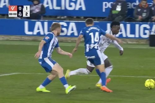 Momentul în care Tenaglia (nr. 14) îl faultează pe Vinicius jr în careu / Foto: captură