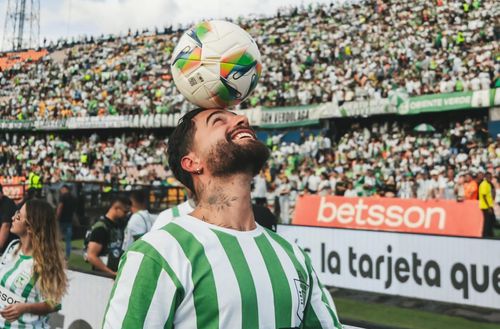 Maluma a vrut să le arate spectatorilor că știe să îmblânzească și mingea
Foto Instagram Maluma