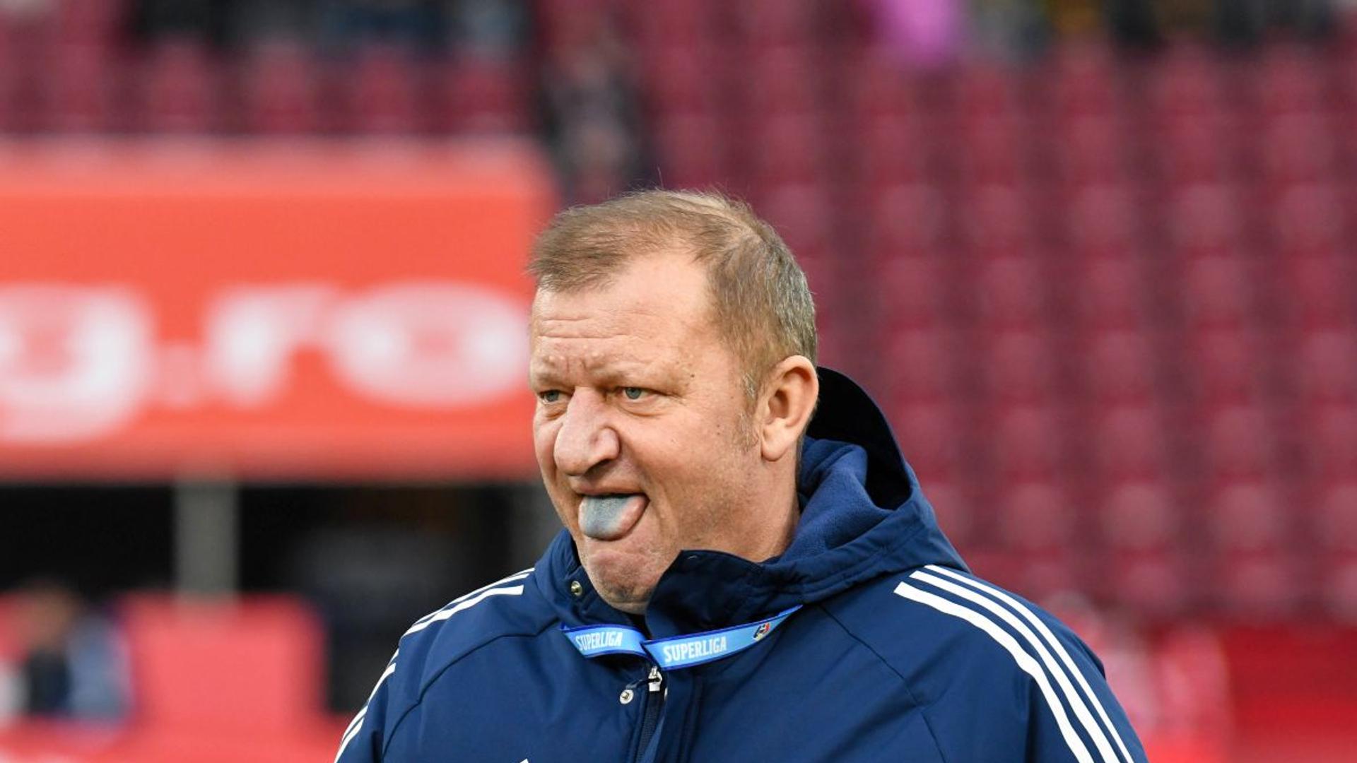 Antrenorul Dorinel Munteanu discutând cu jucătorii echipei Hermannstadt fotbal în timpul unui meci, reflectând criza echipă din sezonul actual | sursa foto: Gazeta Sporturilor Antrenorul Dorinel Munteanu discutând cu jucătorii echipei Hermannstadt fotbal în timpul unui meci, reflectând criza echipă din sezonul actual | sursa foto: Gazeta Sporturilor