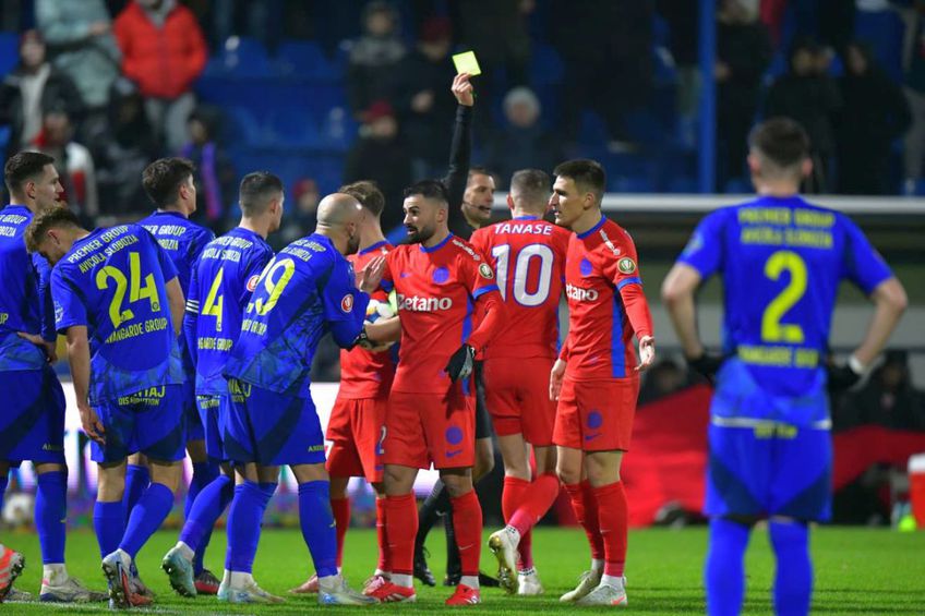 Daniel Șerbănică, cartonaș roșu în Slobozia - FCSB! Tănase a primit „galben” pentru proteste // FOTO: Cristi Preda (GSP.ro)