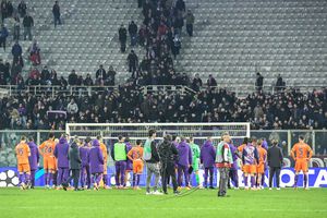 Haos total la Fiorentina » Echipa în „carantină” sub escortă polițienească, Dzeko a rămas să înfrunte fanii