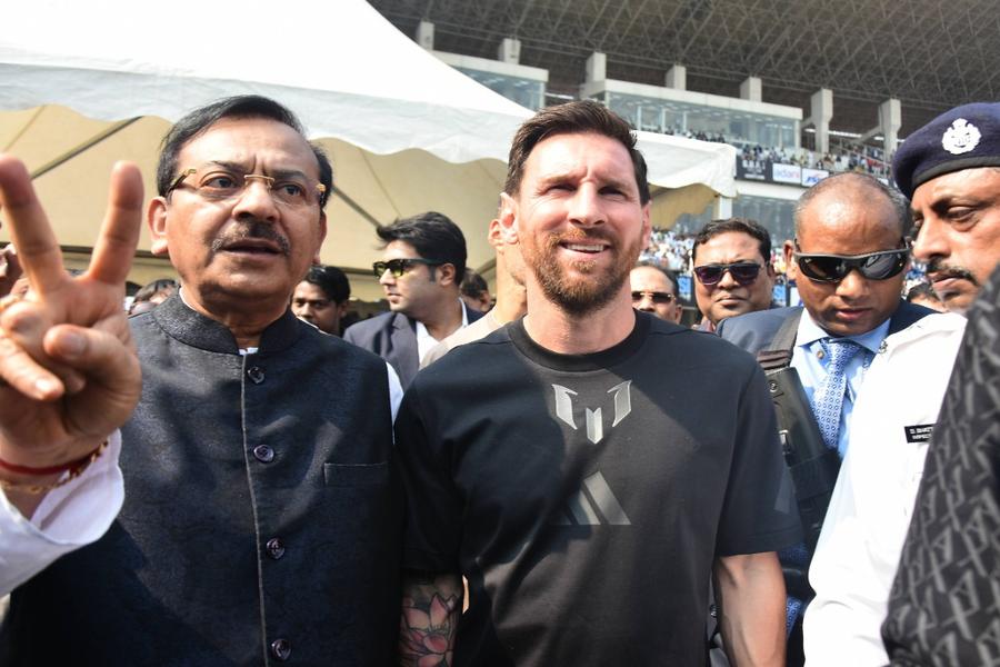 Messi, în cadrul vizitei sale în India / Imago Images Statuia gigantică a lui Lionel Messi va fi demolată » Siguranța trecătorilor, pusă în pericol