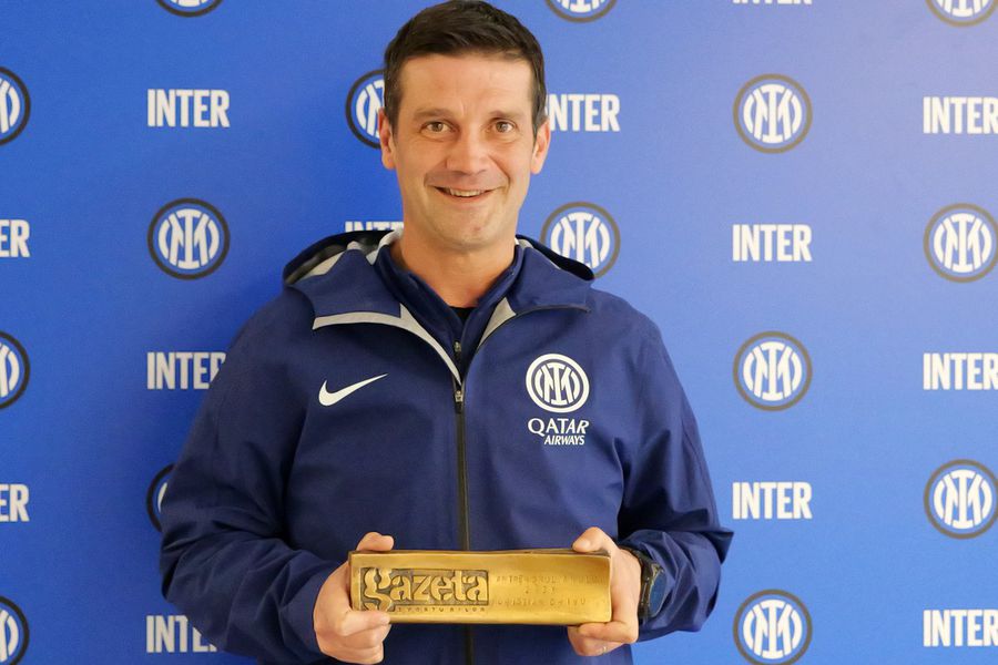 Cristian Chivu este Antrenorul Anului 2025. Foto: Andrei Furnigă Chivu, căciula potrivită