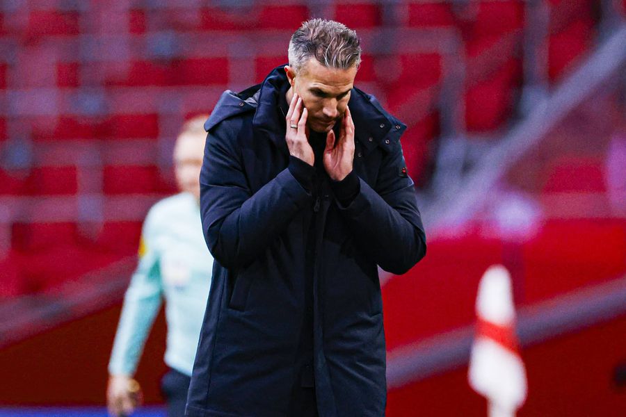 Robin van Persie, dezamăgit la meciul dintre Ajax și Feyenoord / Imago Images După eșecul cu FCSB, Feyenoord a pierdut și derby-ul cu Ajax » Robin van Persie, criticat dur: „Crede că suntem cu toții proști?”