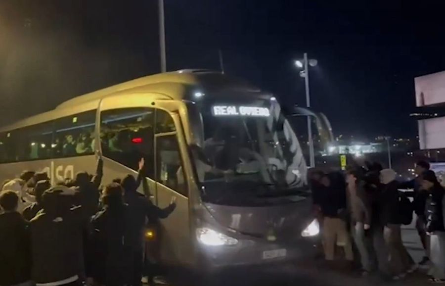 Horațiu Moldovan și colegii de la Oviedo, atacați cu furie la ieșirea din stadion » Poliția a intervenit urgent