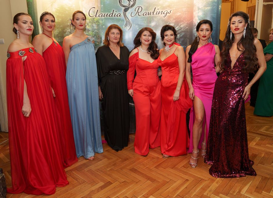 Rusu, Bodnar și Radiș alături de designerul Claudia Rawlings (a patra de la dreapta la stânga) după show-ul de modă de la Balul Camerei de Comerț 2025 Campioane olimpice ale României, ipostaze nemaivăzute: „Lebăda Neagră” și „Madama Butterfly”