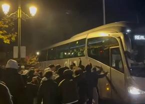 Horațiu Moldovan și colegii de la Oviedo, atacați cu furie la ieșirea din stadion » Poliția a intervenit urgent