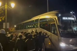 Horațiu Moldovan și colegii de la Oviedo, atacați cu furie la ieșirea din stadion » Poliția a intervenit urgent