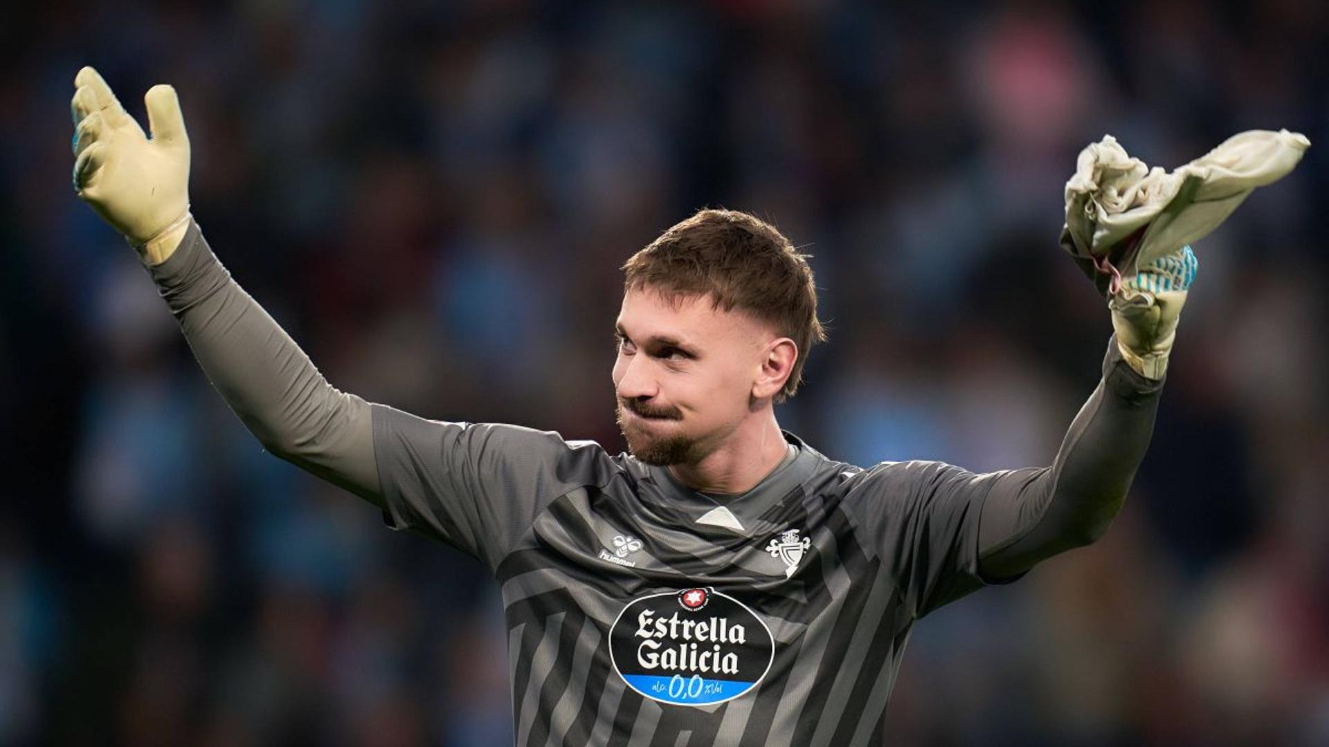 Ionuț Radu în echipamentul de portar al celor de la Celta Vigo, concentrat în timpul unui meci din La Liga, apărand poarta cu determinare. | sursa foto: Gazeta Sporturilor