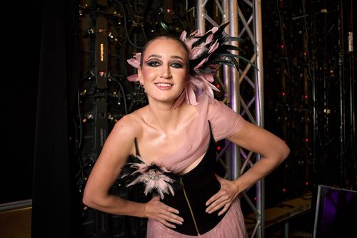 Simona Radiș a uimit prin apariția sa strălucitoare la Bukarest Fashion Week, completată ulterior de o prezentare de lux la Balul Camerei de Comerț. Foto: Vlad Mihăilescu