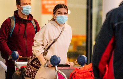 GALERIE FOTO Cum arată camera de lux în care e cazată Simona Halep înainte de Australian Open! Cât costă pe noapte