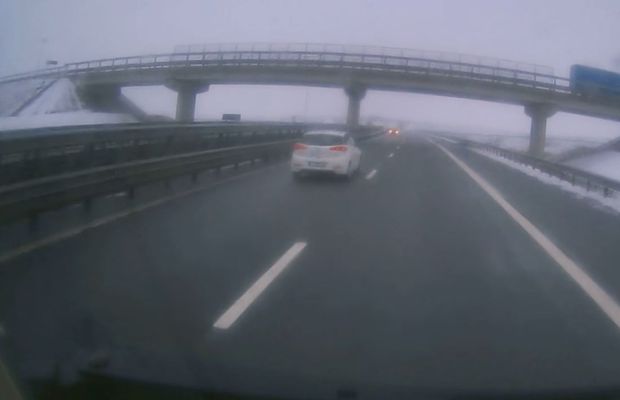 Accident evitat în ultimul moment pe Autostrada A3 Gilău-Turda! Un autoturism a fost surprins mergând pe contrasens