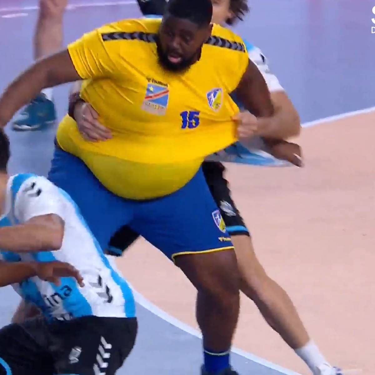 Ca de la gigant la gigant! » Ce i-a scris Shaquille O'Neal pivotului congolez care a șocat prin forma fizică lumea sportului