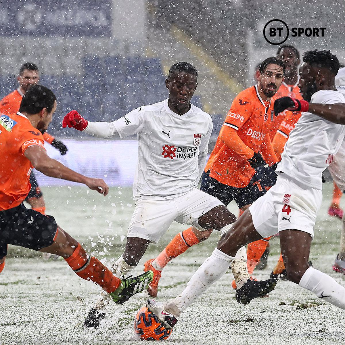 FOTO. Imaginile începutului de an » Câte echipe vezi pe teren? 