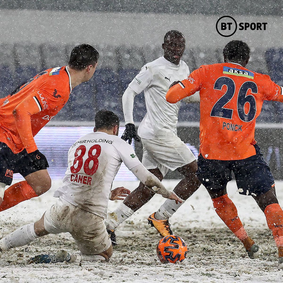 FOTO. Imaginile începutului de an » Câte echipe vezi pe teren? 