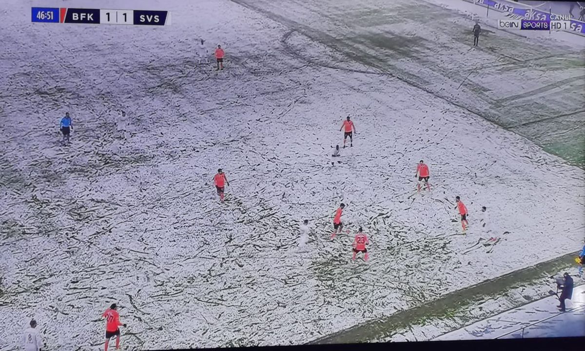 FOTO. Imaginile începutului de an » Câte echipe vezi pe teren? 