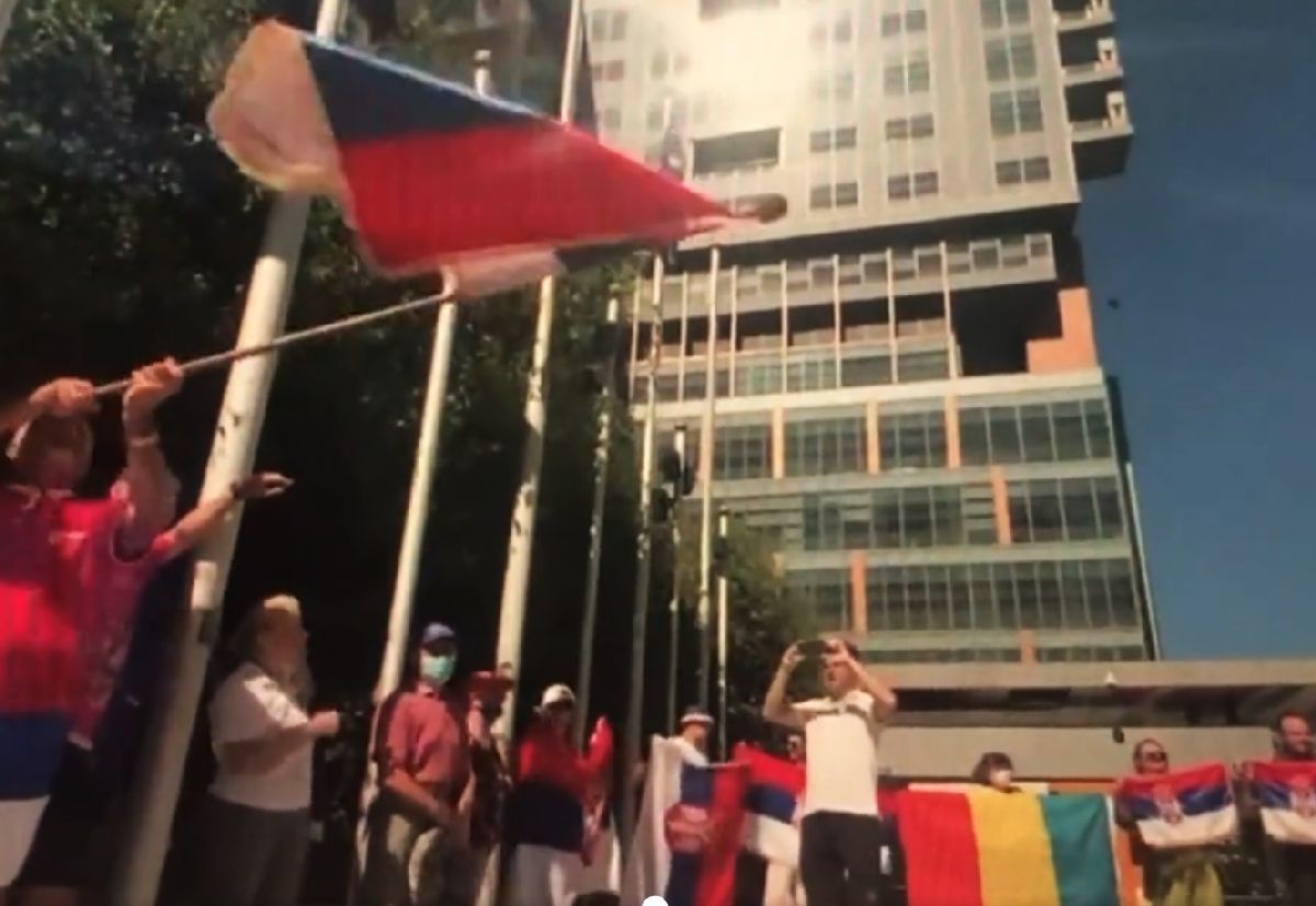 Agitație în fața Curții Federale din Melbourne » Sârbii s-au adunat din nou pentru a-l susține pe Novak Djokovic