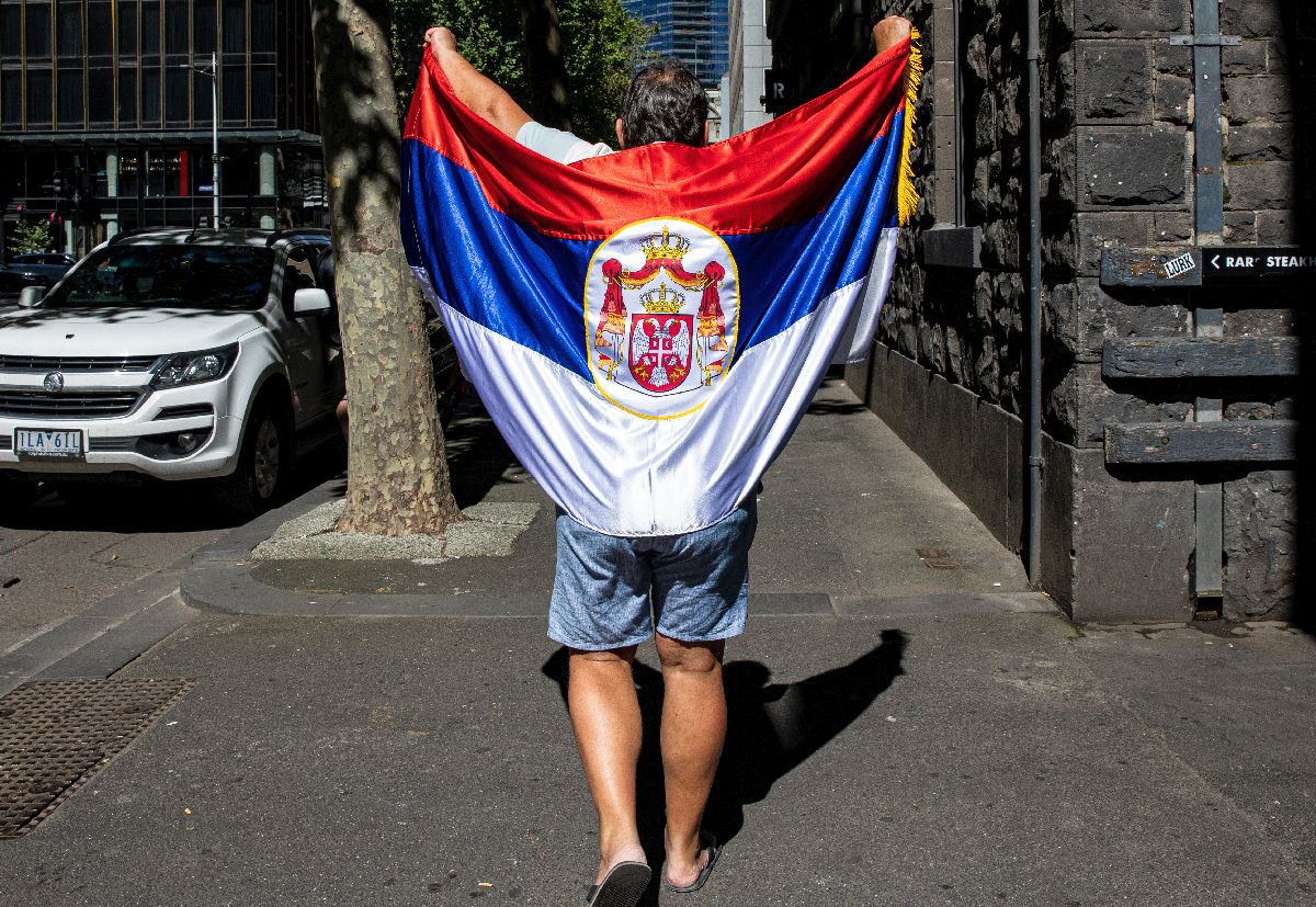 Agitație în fața Curții Federale din Melbourne » Sârbii s-au adunat din nou pentru a-l susține pe Novak Djokovic