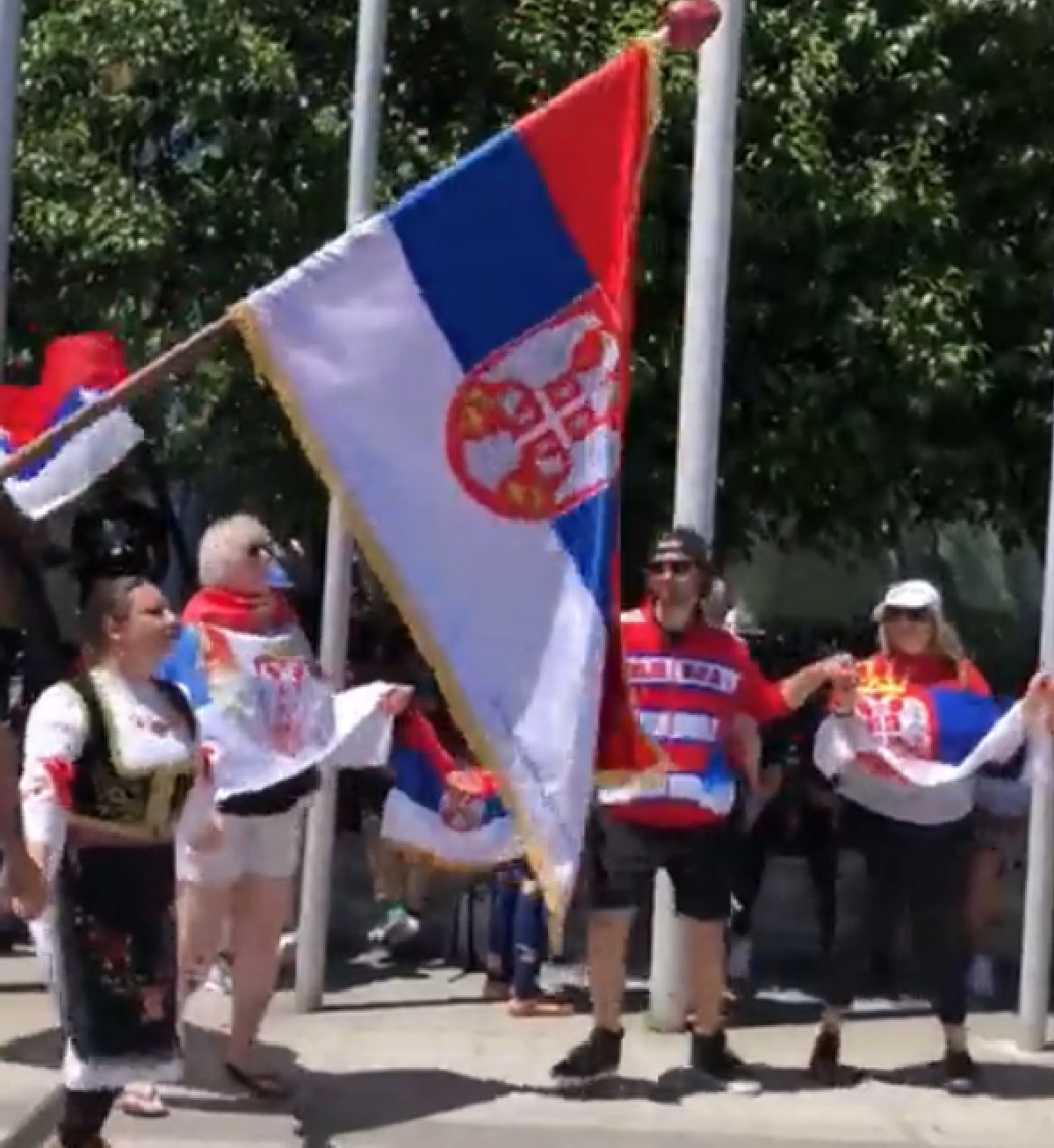 Agitație în fața Curții Federale din Melbourne » Sârbii s-au adunat din nou pentru a-l susține pe Novak Djokovic