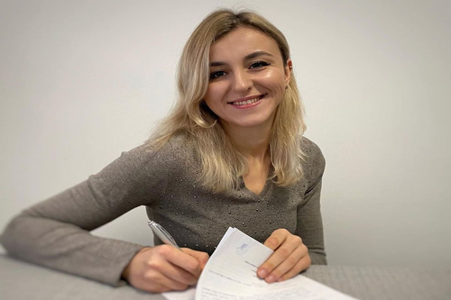 Iulia Dumanska (25 de ani), handbalista care apără poarta echipei naționale, tocmai a semnat cu Gloria Bistrița.