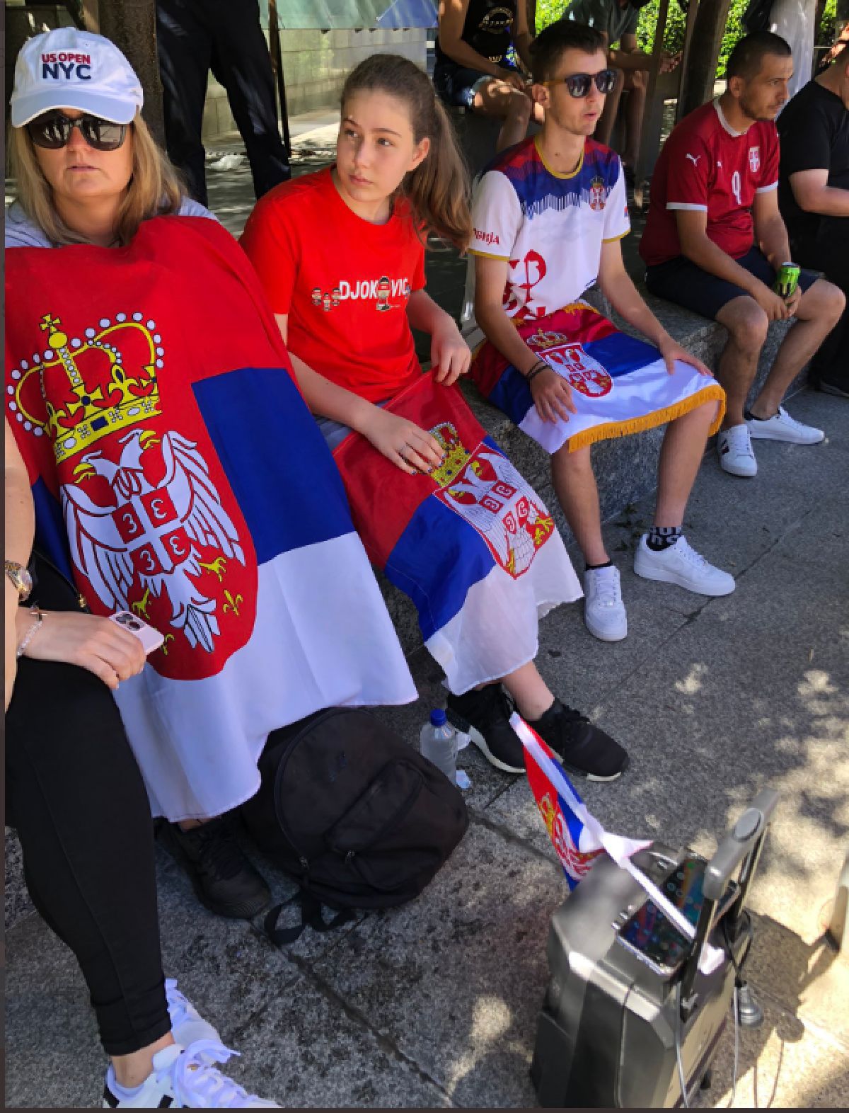 Agitație în fața Curții Federale din Melbourne » Sârbii s-au adunat din nou pentru a-l susține pe Novak Djokovic