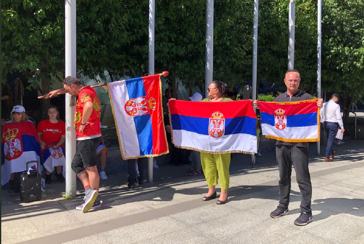 Sârbii s-au adunat în fața Curții Federale din Melbourne pentru a-l susține pe Novak Djokovic