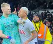 Imagini scandaloase după Tottenham - Arsenal! Portarul liderului din Premier League, lovit de un suporter coborât din tribună
