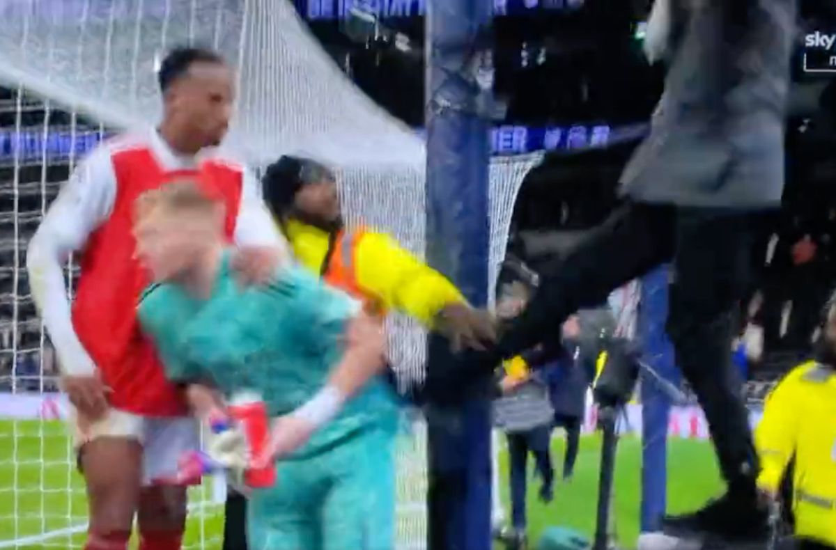 Imagini scandaloase după Tottenham - Arsenal! Portarul liderului din Premier League, lovit de un suporter coborât din tribună