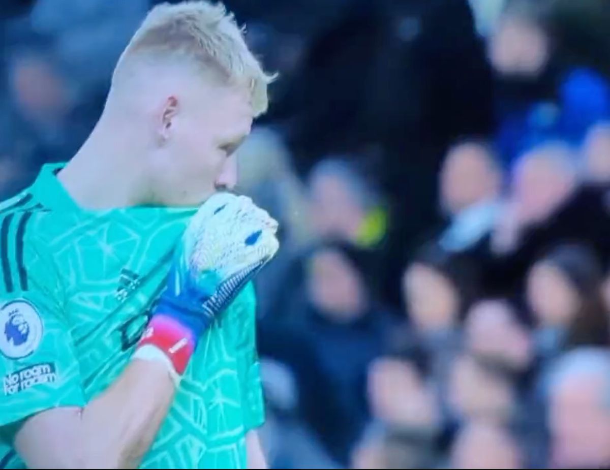 Imagini scandaloase după Tottenham - Arsenal! Portarul liderului din Premier League, lovit de un suporter coborât din tribună