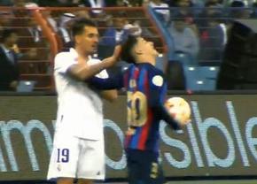 Conflict pe teren, în timpul meciului dintre Real Madrid și FC Barcelona » Fotbalistul catalanilor, desemnat și omul meciului, tras de păr de un jucător al madrilenilor